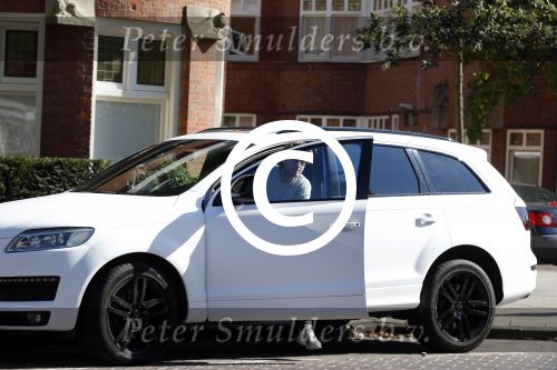 Amsterdam 1 oktober 2015
Dave Roelvink met zijn eerste eigen nieuwe auto een audi Q7
