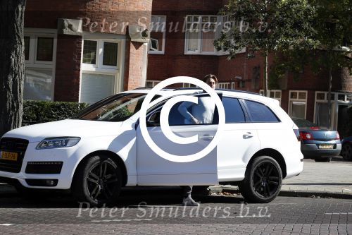 Amsterdam 1 oktober 2015
Dave Roelvink met zijn eerste eigen nieuwe auto een audi Q7
