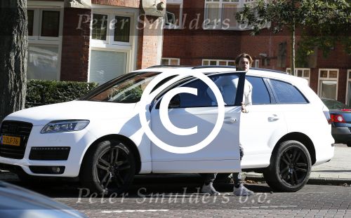 Amsterdam 1 oktober 2015
Dave Roelvink met zijn eerste eigen nieuwe auto een audi Q7