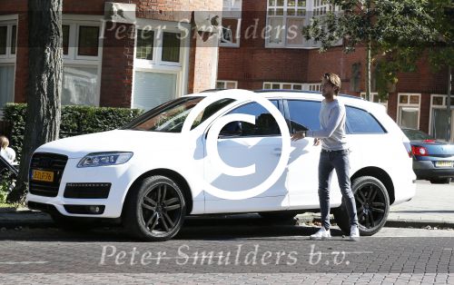 Amsterdam 1 oktober 2015
Dave Roelvink met zijn eerste eigen nieuwe auto een audi Q7