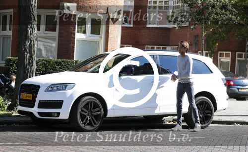 Amsterdam 1 oktober 2015
Dave Roelvink met zijn eerste eigen nieuwe auto een audi Q7