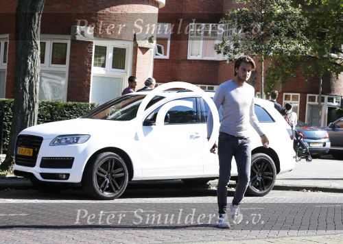 Amsterdam 1 oktober 2015
Dave Roelvink met zijn eerste eigen nieuwe auto een audi Q7