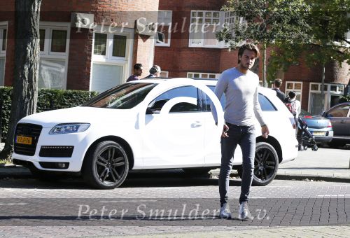 Amsterdam 1 oktober 2015
Dave Roelvink met zijn eerste eigen nieuwe auto een audi Q7