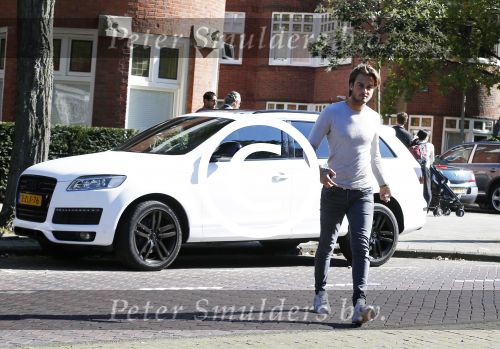 Amsterdam 1 oktober 2015
Dave Roelvink met zijn eerste eigen nieuwe auto een audi Q7