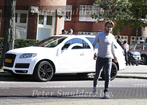 Amsterdam 1 oktober 2015
Dave Roelvink met zijn eerste eigen nieuwe auto een audi Q7