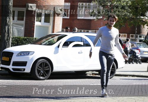 Amsterdam 1 oktober 2015
Dave Roelvink met zijn eerste eigen nieuwe auto een audi Q7