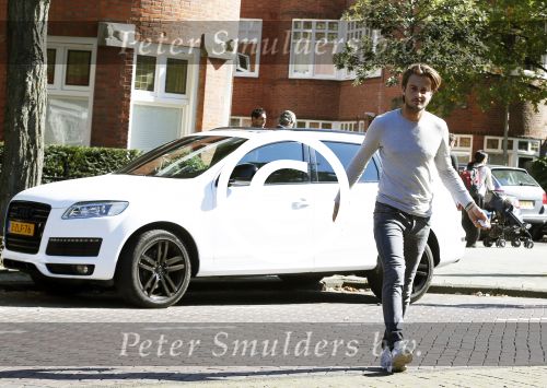 Amsterdam 1 oktober 2015
Dave Roelvink met zijn eerste eigen nieuwe auto een audi Q7
