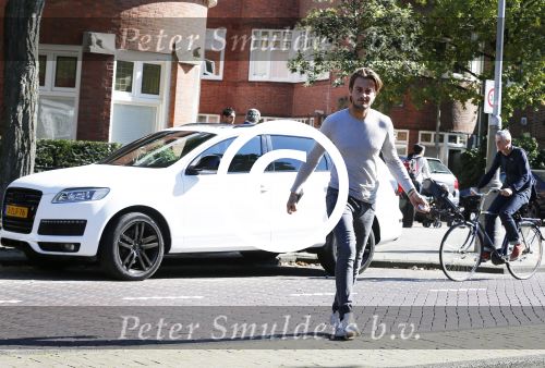 Amsterdam 1 oktober 2015
Dave Roelvink met zijn eerste eigen nieuwe auto een audi Q7