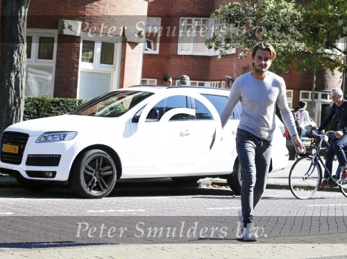 Amsterdam 1 oktober 2015
Dave Roelvink met zijn eerste eigen nieuwe auto een audi Q7