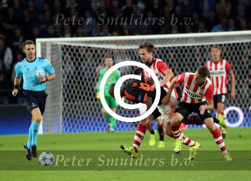 Eindhoven, 15 September 2015
CL 2015/2016
Eerste wedstrijd PSV-Manchester United, eindstand 2-1
Davy Propper in duel met Ashley Young