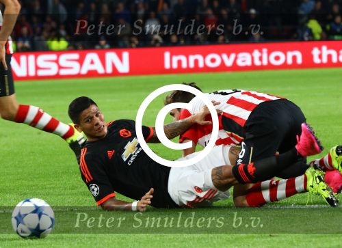 Eindhoven, 15 September 2015
CL 2015/2016
Eerste wedstrijd PSV-Manchester United, eindstand 2-1
Davy Propper in duel met Marcos Rojo