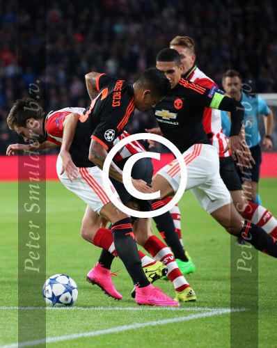 Eindhoven, 15 September 2015
CL 2015/2016
Eerste wedstrijd PSV-Manchester United, eindstand 2-1
Davy Propper in duel met Marcos Rojo