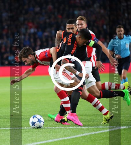 Eindhoven, 15 September 2015
CL 2015/2016
Eerste wedstrijd PSV-Manchester United, eindstand 2-1
Davy Propper in duel met Marcos Rojo