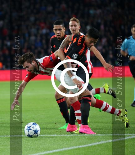 Eindhoven, 15 September 2015
CL 2015/2016
Eerste wedstrijd PSV-Manchester United, eindstand 2-1
Davy Propper in duel met Marcos Rojo