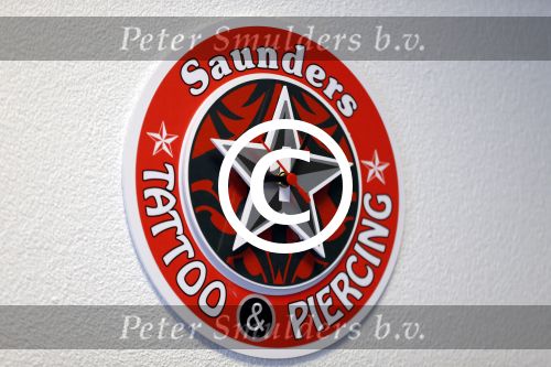 Beverwijk 13 september 2015
Dean Saunders heeft een nieuwe tatooshop geopend op de beverwijkse bazaar. Zijn broer Ben en vader Dean Sr werken er ook.