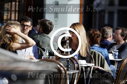 Amsterdam 30 september 2015 
Doutzen Kroes met manager Sarah Keller en PA op terras.