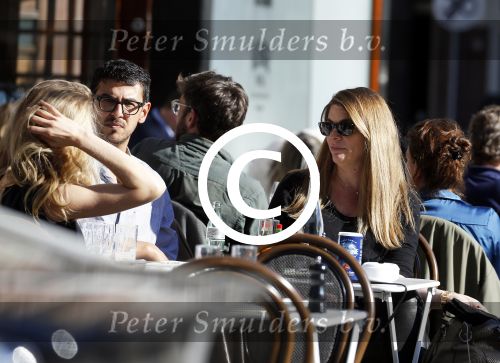 Amsterdam 30 september 2015 
Doutzen Kroes met manager Sarah Keller en PA op terras.