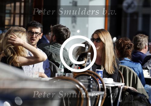 Amsterdam 30 september 2015 
Doutzen Kroes met manager Sarah Keller en PA op terras.