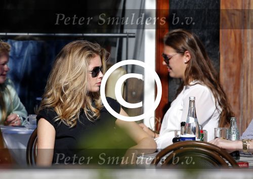 Amsterdam 30 september 2015 
Doutzen Kroes met manager Sarah Keller en PA op terras.