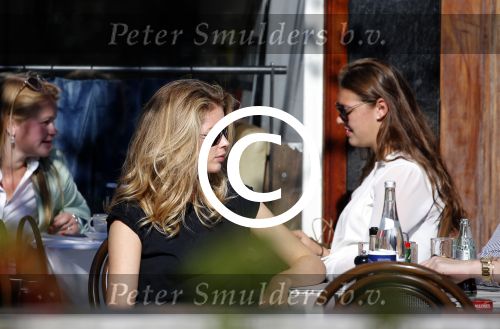 Amsterdam 30 september 2015 
Doutzen Kroes met manager Sarah Keller en PA op terras.