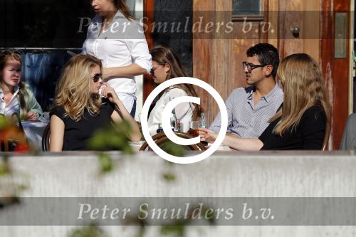 Amsterdam 30 september 2015 
Doutzen Kroes met manager Sarah Keller en PA op terras.