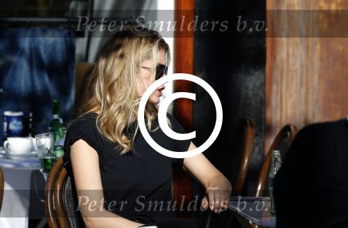 Amsterdam 30 september 2015 
Doutzen Kroes met manager Sarah Keller en PA op terras.