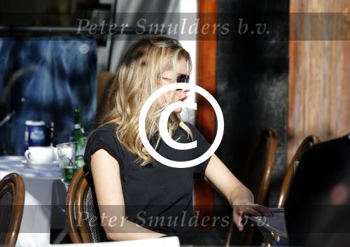 Amsterdam 30 september 2015 
Doutzen Kroes met manager Sarah Keller en PA op terras.