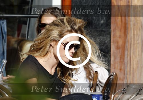 Amsterdam 30 september 2015 
Doutzen Kroes met manager Sarah Keller en PA op terras.
