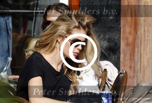 Amsterdam 30 september 2015 
Doutzen Kroes met manager Sarah Keller en PA op terras.