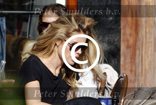 Amsterdam 30 september 2015 
Doutzen Kroes met manager Sarah Keller en PA op terras.