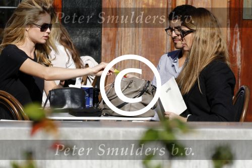 Amsterdam 30 september 2015 
Doutzen Kroes met manager Sarah Keller en PA op terras.