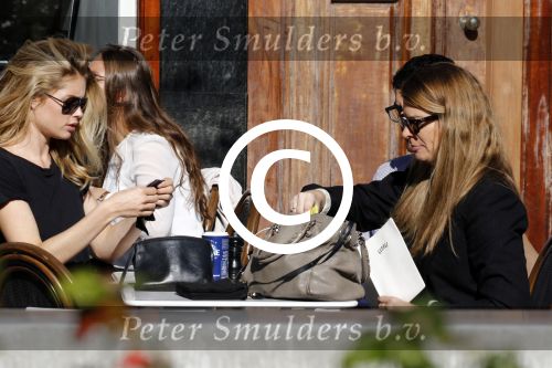 Amsterdam 30 september 2015 
Doutzen Kroes met manager Sarah Keller en PA op terras.