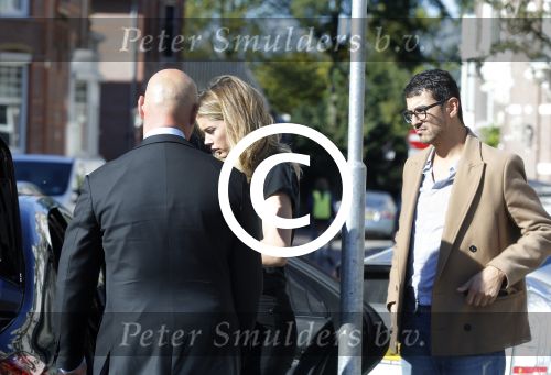 Amsterdam 30 september 2015 
Doutzen Kroes met manager Sarah Keller en PA op terras.