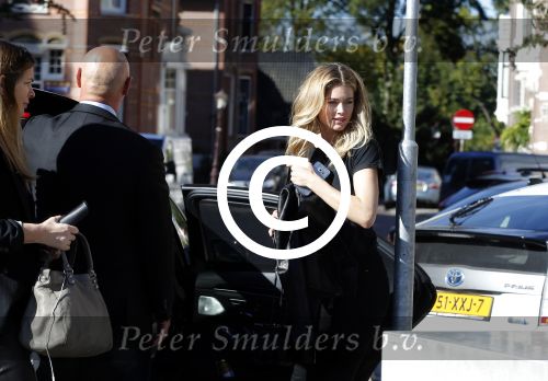Amsterdam 30 september 2015 
Doutzen Kroes met manager Sarah Keller en PA op terras.