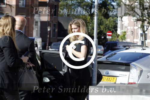 Amsterdam 30 september 2015 
Doutzen Kroes met manager Sarah Keller en PA op terras.