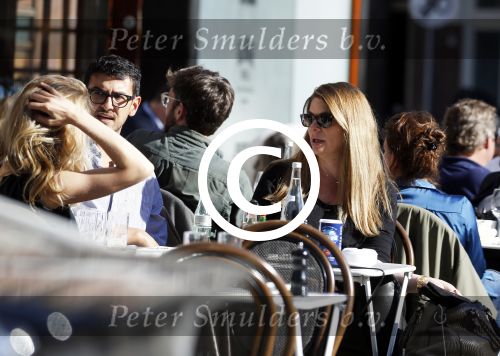 Amsterdam 30 september 2015 
Doutzen Kroes met manager Sarah Keller en PA op terras.