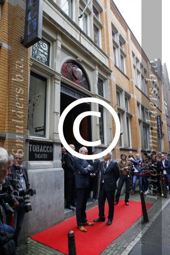 Amsterdam 6 oktober 2015
Koningin Maxima bij symposium platform wijzer in geldzaken in het Tobacco theater, 
Eberhard v d Laan ontvangt haar.