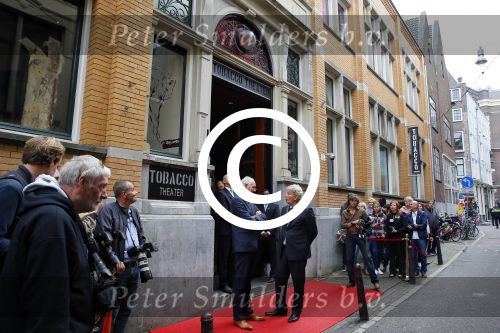 Amsterdam 6 oktober 2015
Koningin Maxima bij symposium platform wijzer in geldzaken in het Tobacco theater, 
Eberhard v d Laan ontvangt haar.