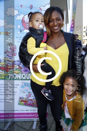Hilversum 27 september 2015
Premiere twee kleine kleutertjes met Monique Smit naar verhaal van Jan Smit. Ze krijgen uit handen van edsilia Rombley dubbel platina. Edsilia was met haar twee kinderen