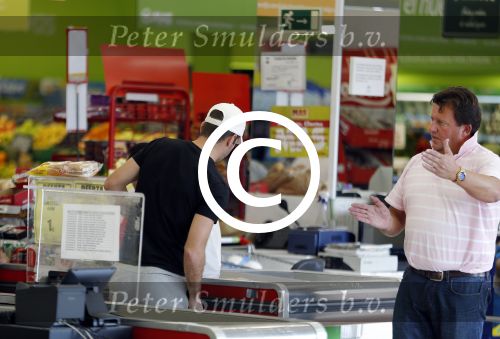 Sevilla 13/14 oktober 2015
Rafael v d Vaart heeft bezoek van zijn vriendin Christie die bij hem op bezoek is in zijn huis in Sevilla. Rafael wordt aangesproken door Edwin Bredius terwijl hij boodschappen doet in de supermarkt.