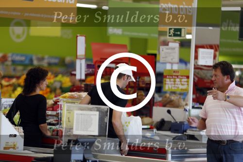 Sevilla 13/14 oktober 2015
Rafael v d Vaart heeft bezoek van zijn vriendin Christie die bij hem op bezoek is in zijn huis in Sevilla. Rafael wordt aangesproken door Edwin Bredius terwijl hij boodschappen doet in de supermarkt.