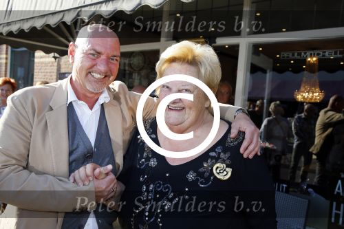 Rijswijk 1 oktober 2015
Erica Terpstra bij opening van haar kapper zijn kapsalon. Franklin Brown staat te zingen.
