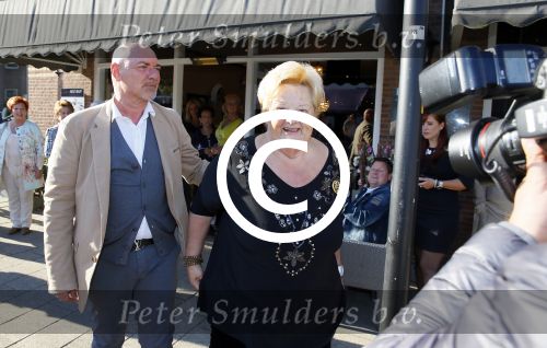 Rijswijk 1 oktober 2015
Erica Terpstra bij opening van haar kapper zijn kapsalon. Franklin Brown staat te zingen.