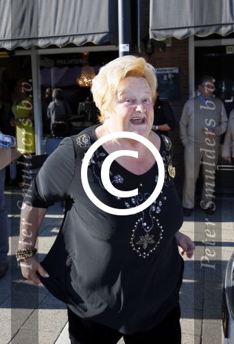 Rijswijk 1 oktober 2015
Erica Terpstra bij opening van haar kapper zijn kapsalon. Franklin Brown staat te zingen.