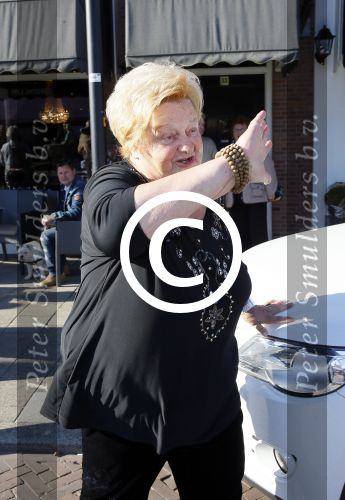 Rijswijk 1 oktober 2015
Erica Terpstra bij opening van haar kapper zijn kapsalon. Franklin Brown staat te zingen.