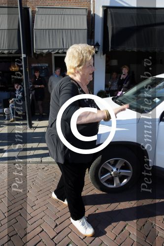 Rijswijk 1 oktober 2015
Erica Terpstra bij opening van haar kapper zijn kapsalon. Franklin Brown staat te zingen.