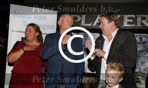 Amsterdam 30 september 2015
Boekpresenatie Joop van Tellingen in Players. Aanwezig Dennis Ria Nathalie en Fender v Tellingen alsmede rest van de familie. Carlo Boszhard en Evert Santegoeds nemen boeken in ontvangst