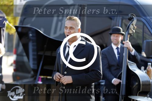 Rijswijk 1 oktober 2015
Erica Terpstra bij opening van haar kapper zijn kapsalon. Franklin Brown staat te zingen.