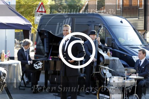 Rijswijk 1 oktober 2015
Erica Terpstra bij opening van haar kapper zijn kapsalon. Franklin Brown staat te zingen.