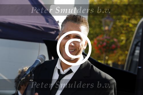 Rijswijk 1 oktober 2015
Erica Terpstra bij opening van haar kapper zijn kapsalon. Franklin Brown staat te zingen.
